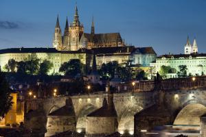 Jorge Royan (https://commons.wikimedia.org/wiki/File:Night_view_of_the_Castle_and_Charles_Bridge,_Prague_-_8034.jpg)